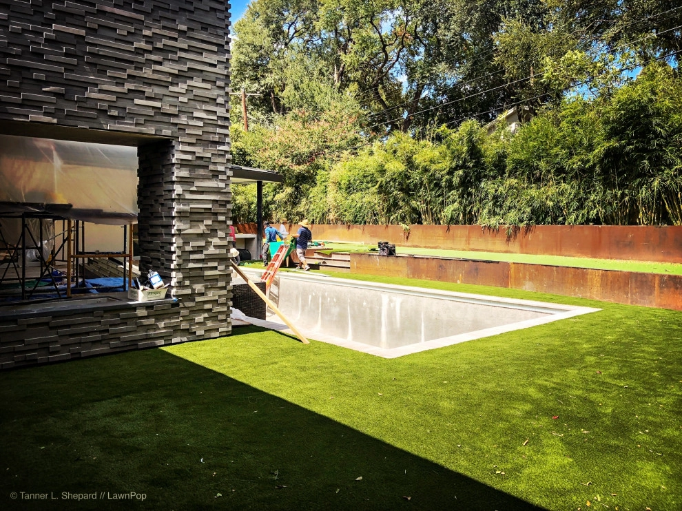 Pools with LawnPop artificial turf by LawnPop Artificial Turf - Photo 7