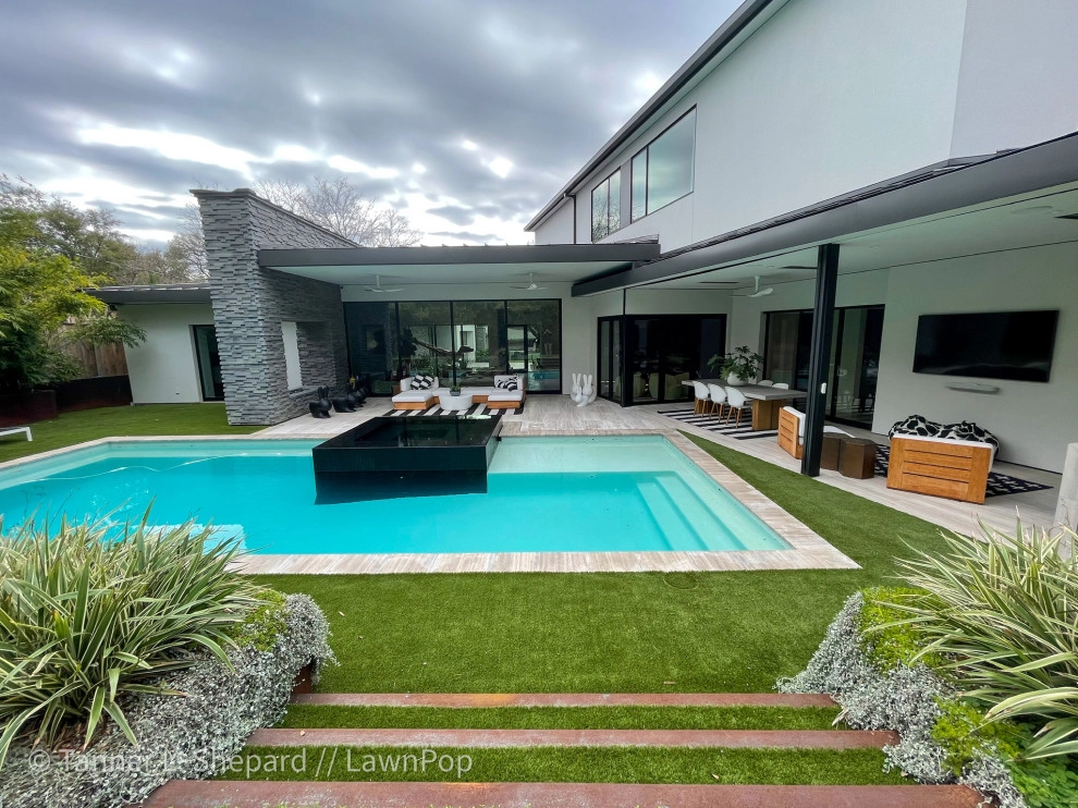 Pools with LawnPop artificial turf by LawnPop Artificial Turf - Photo 19