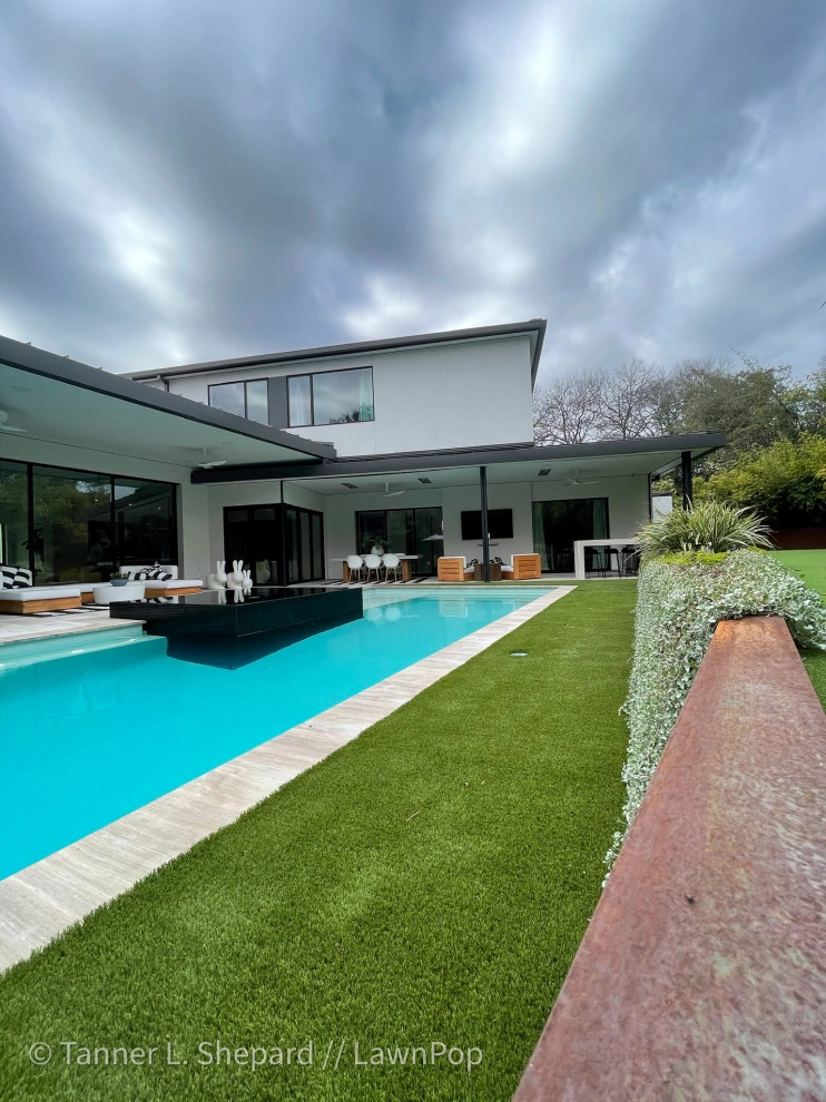 Pools with LawnPop artificial turf by LawnPop Artificial Turf - Photo 26