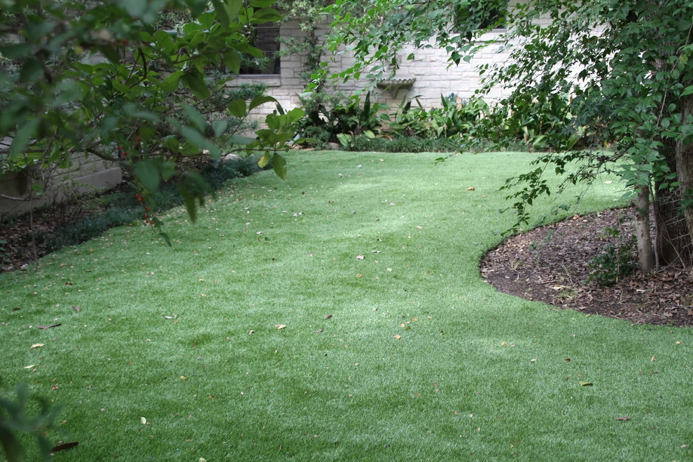 Austin, Texas Home in Tarrytown by LawnPop Artificial Turf - Photo 2