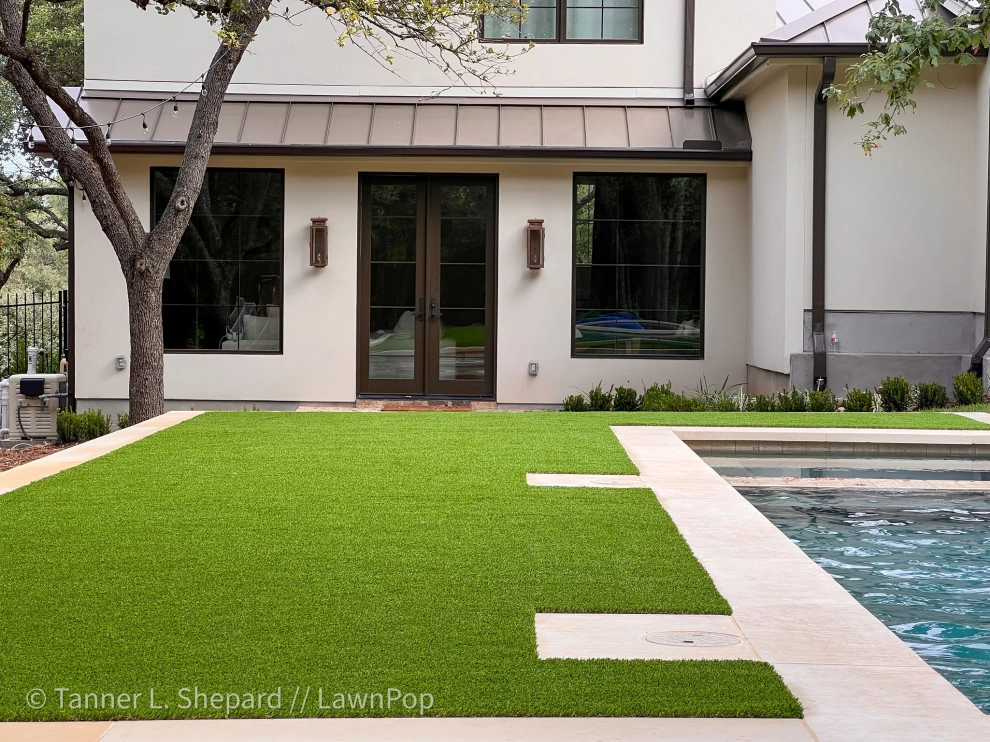 Pools with LawnPop artificial turf by LawnPop Artificial Turf - Photo 16