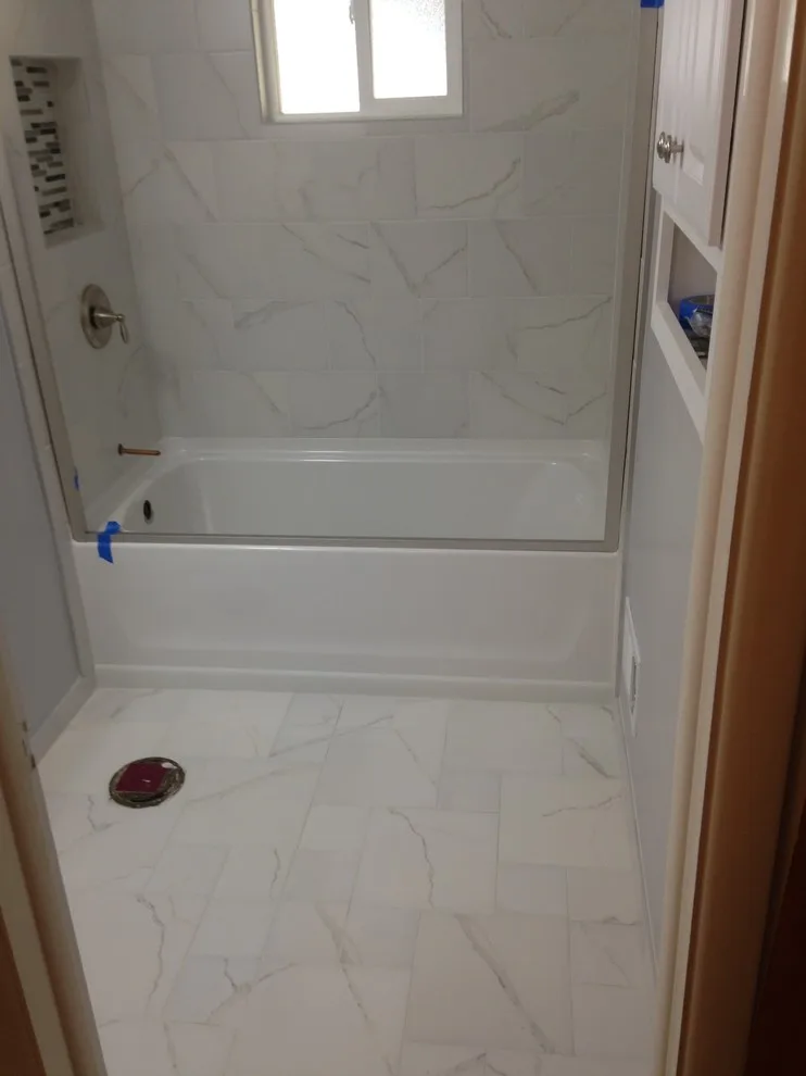 Compact Bathroom with Small Tiles by Renewed Dwellings - Photo 8