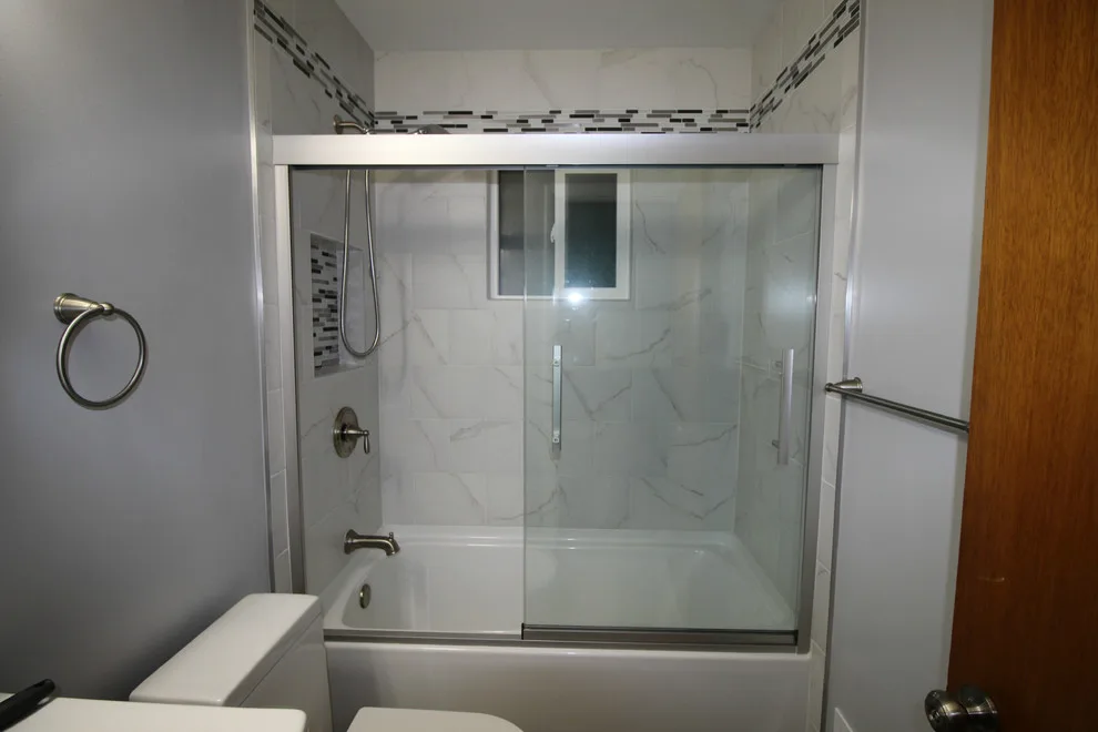 Compact Bathroom with Small Tiles by Renewed Dwellings - Photo 6