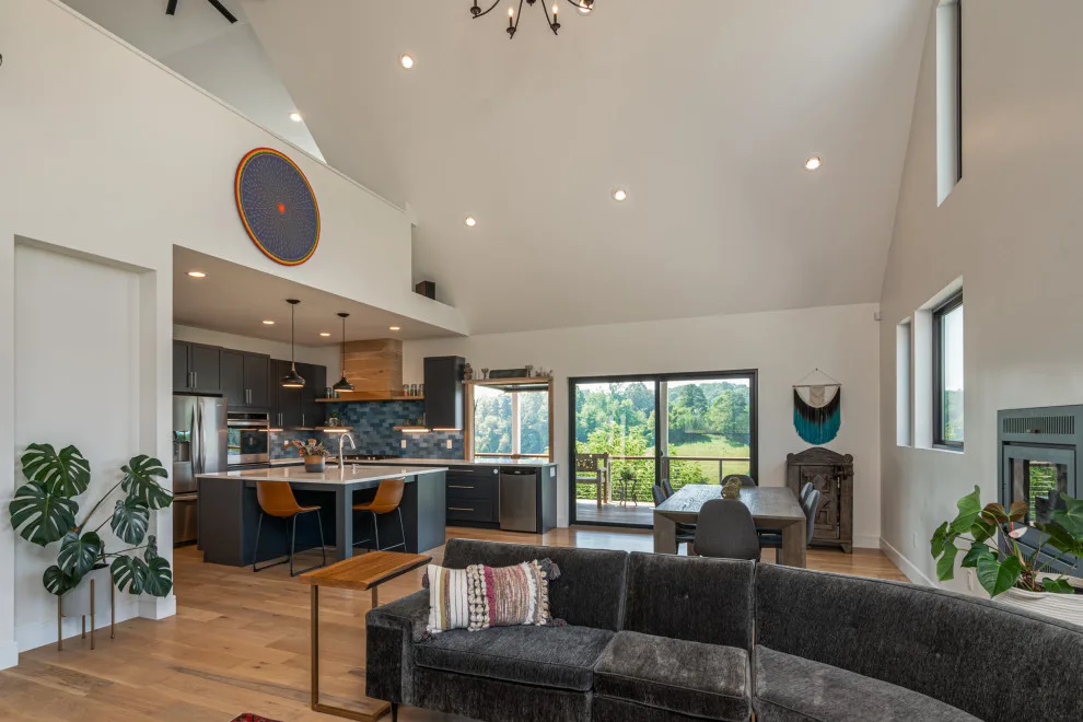 The South by Evergreen Construct Inc. - Photo 2