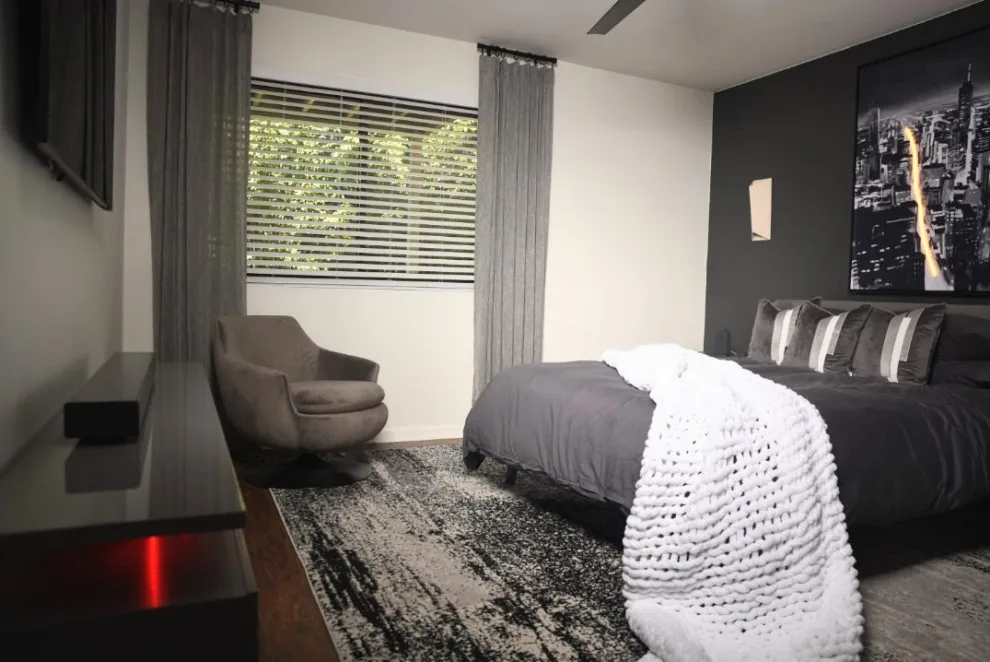 Brookhaven Single Man's Apartment by B.e. Decors Interiors - Photo 3