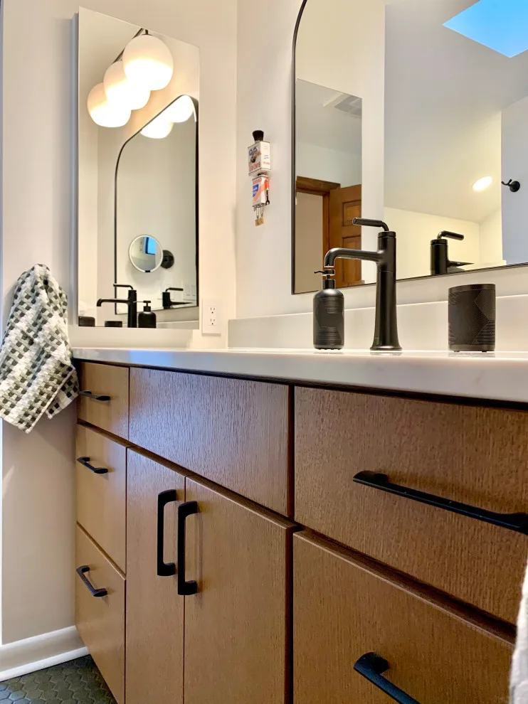 Vibrant and Inviting Hall Bathroom by DesignFive, LLC - Steve Shorthouse - Photo 7