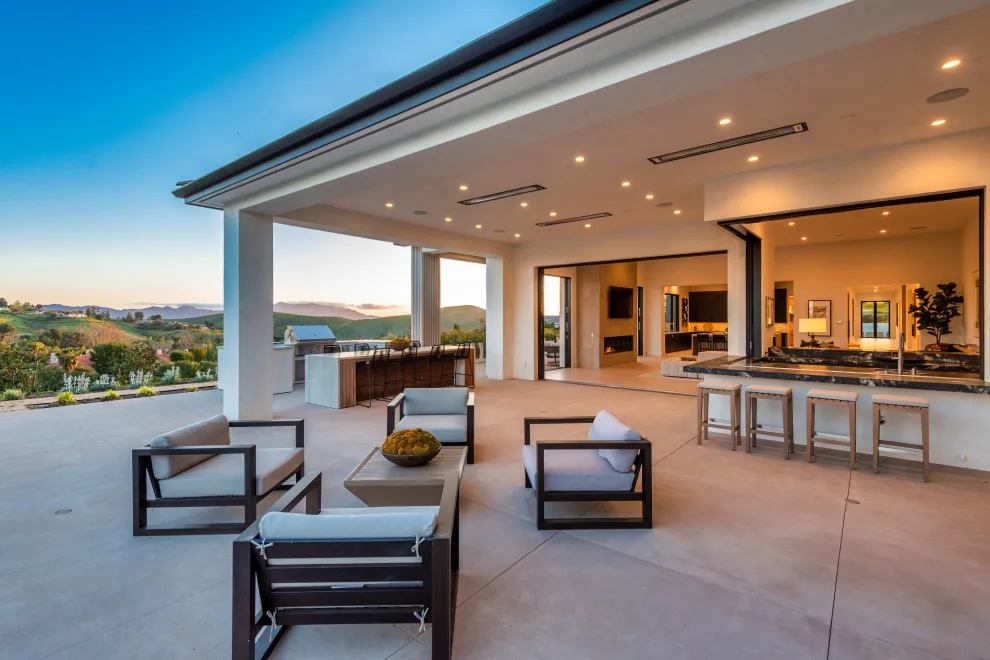 Spacious Custom Residence - Constructed by Dane Coyle; Doors/Windows/Interiors by ASD by Agoura Sash & Door, Inc. - Photo 6