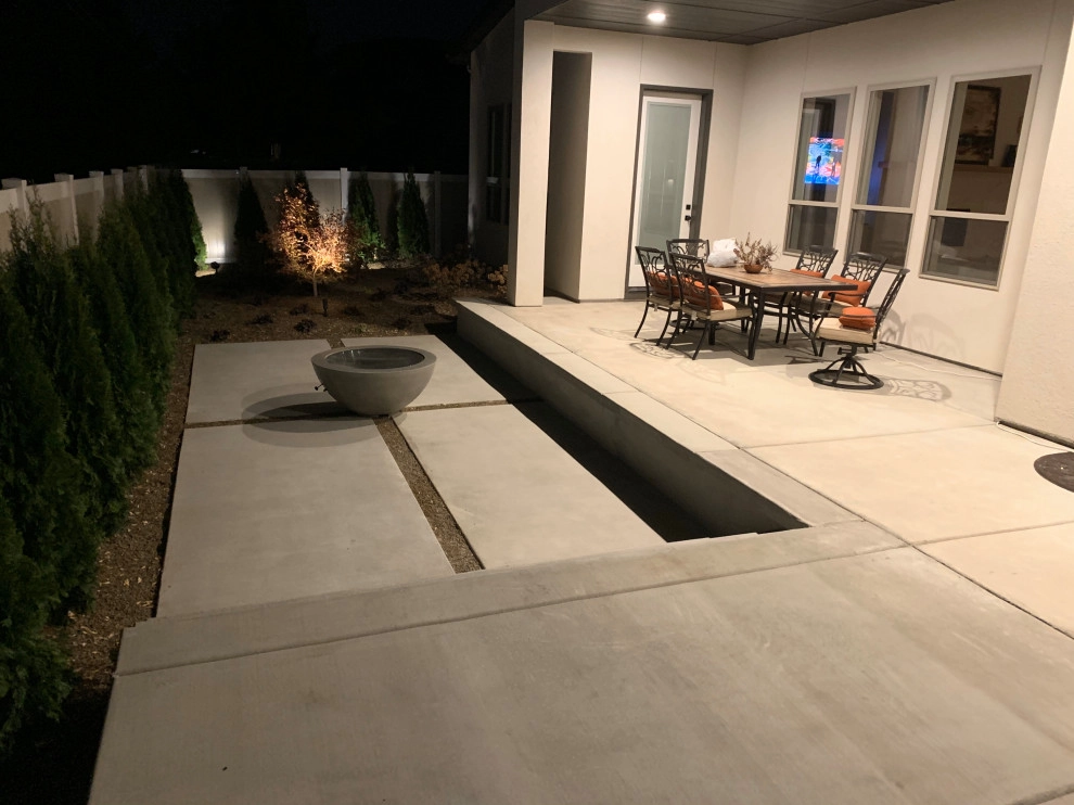 Concrete Patio by Modern Landscape - Photo 3