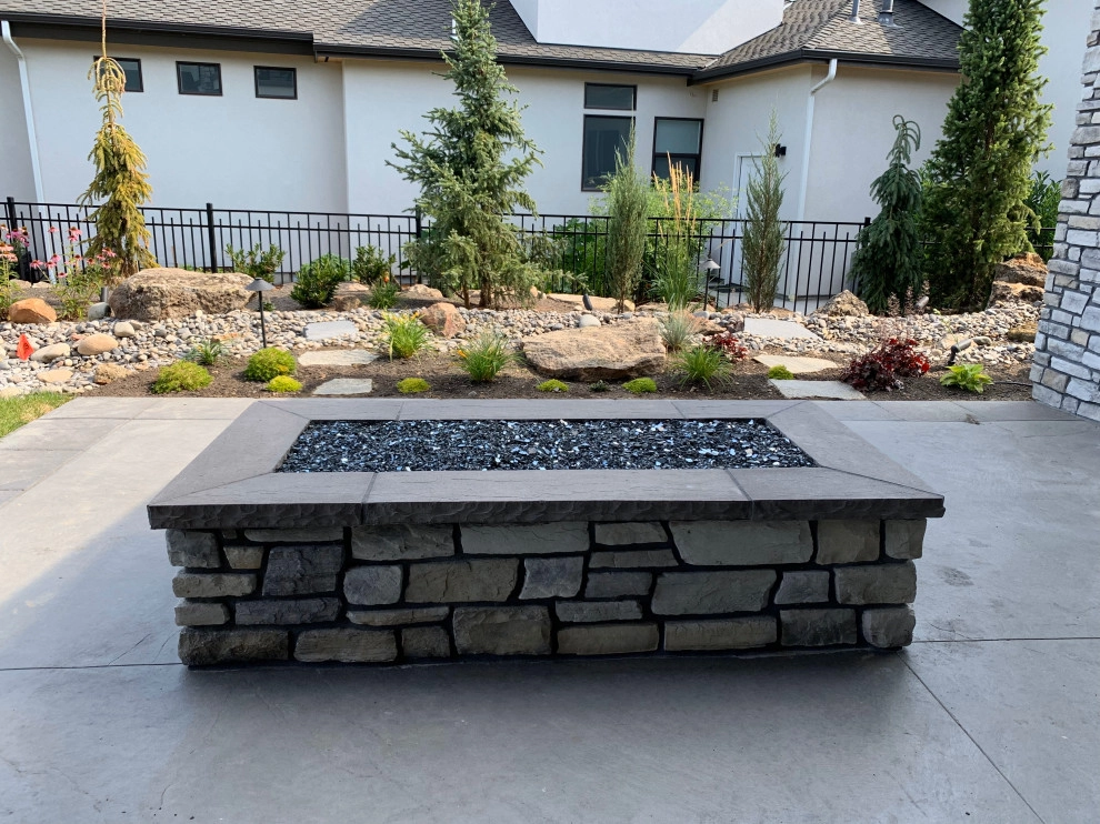 Outdoor Kitchen and Water Feature by Modern Landscape - Photo 9