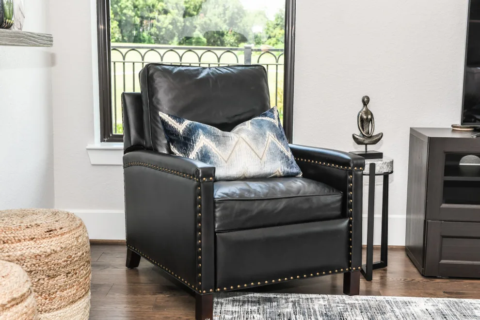 Jennifer's Lounge by Interior Connection - Photo 2