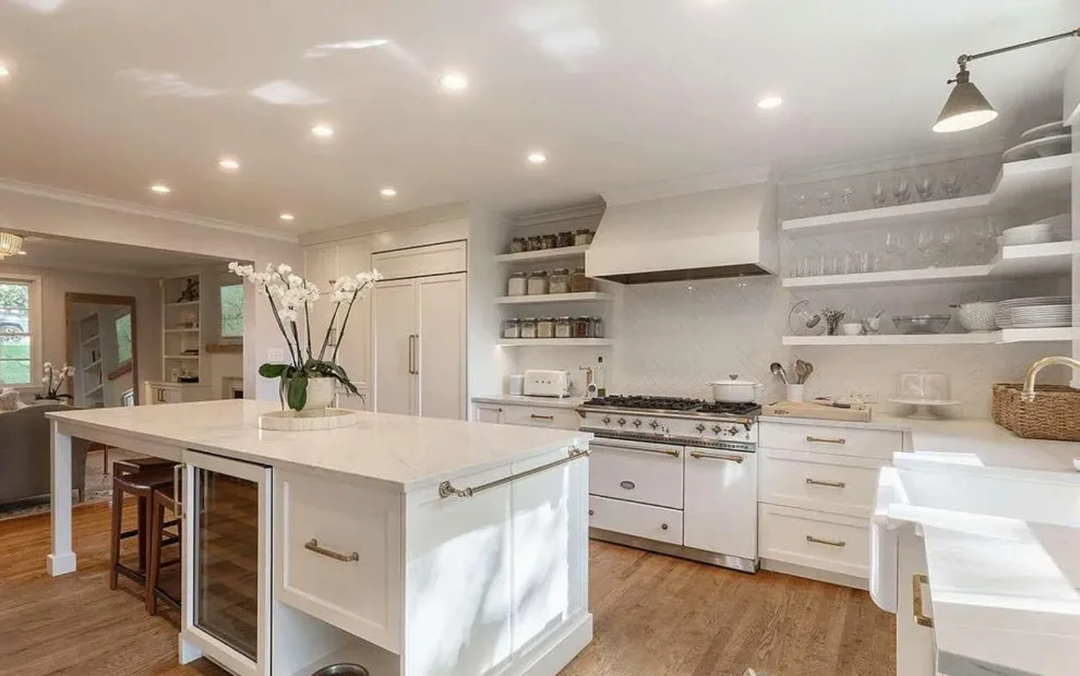 AEIR Interiors - Photo 2