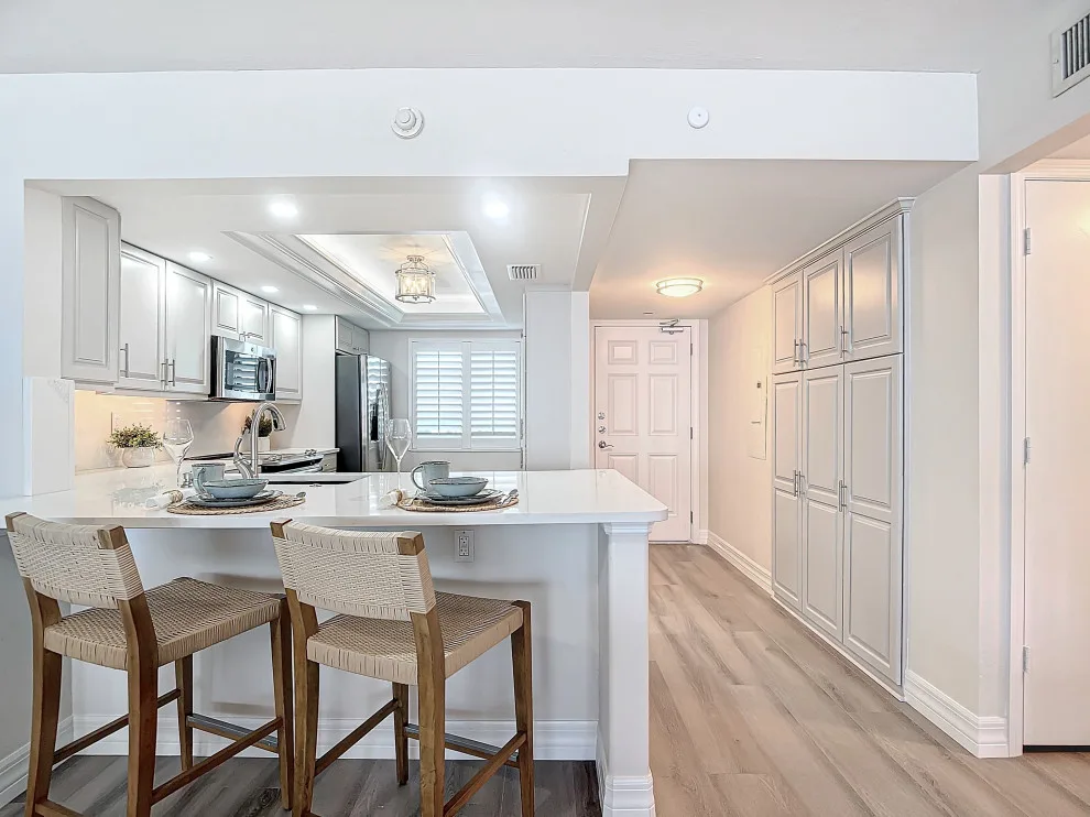 Contemporary Shoreline by Signal House Designs - Photo 4