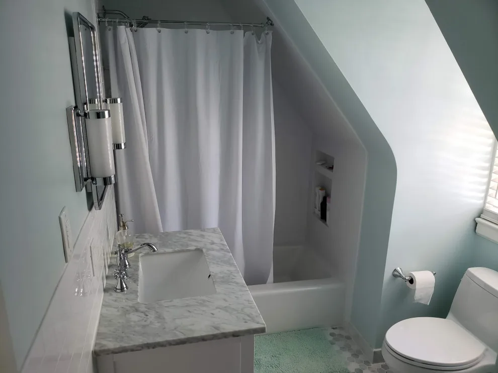 Toddsbury Washroom by Maison Construction And Renovations - Photo 2