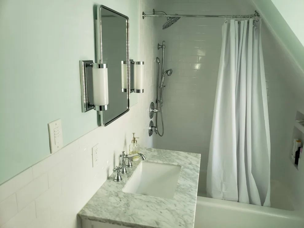 Toddsbury Washroom by Maison Construction And Renovations - Photo 3