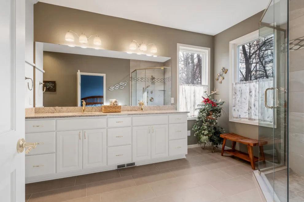 Towering Oaks Luxury Suite by Bellepar Homes LLC - Photo 5
