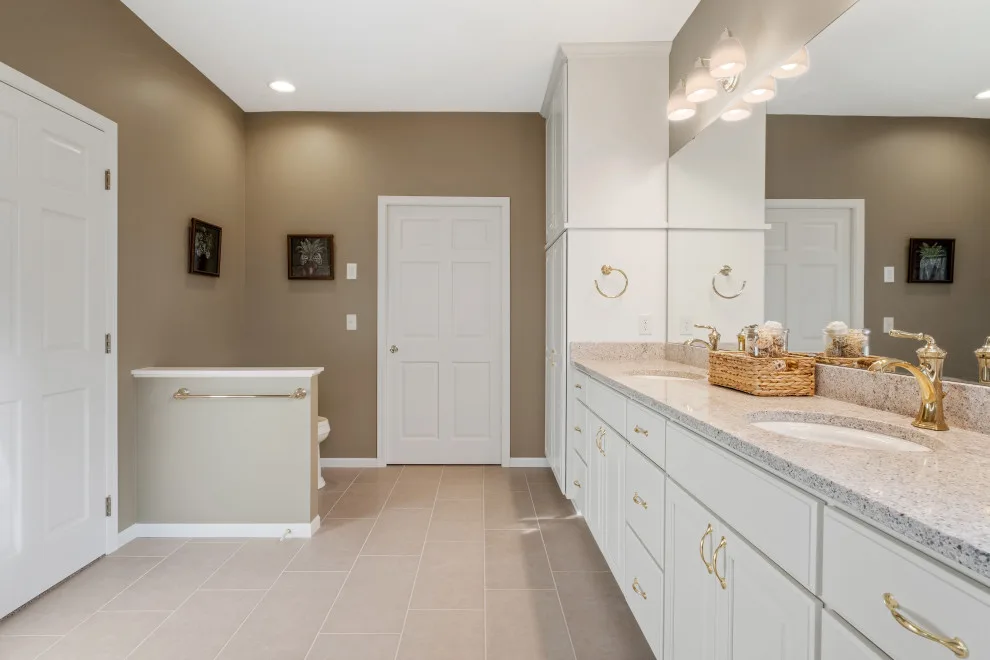 Towering Oaks Luxury Suite by Bellepar Homes LLC - Photo 13