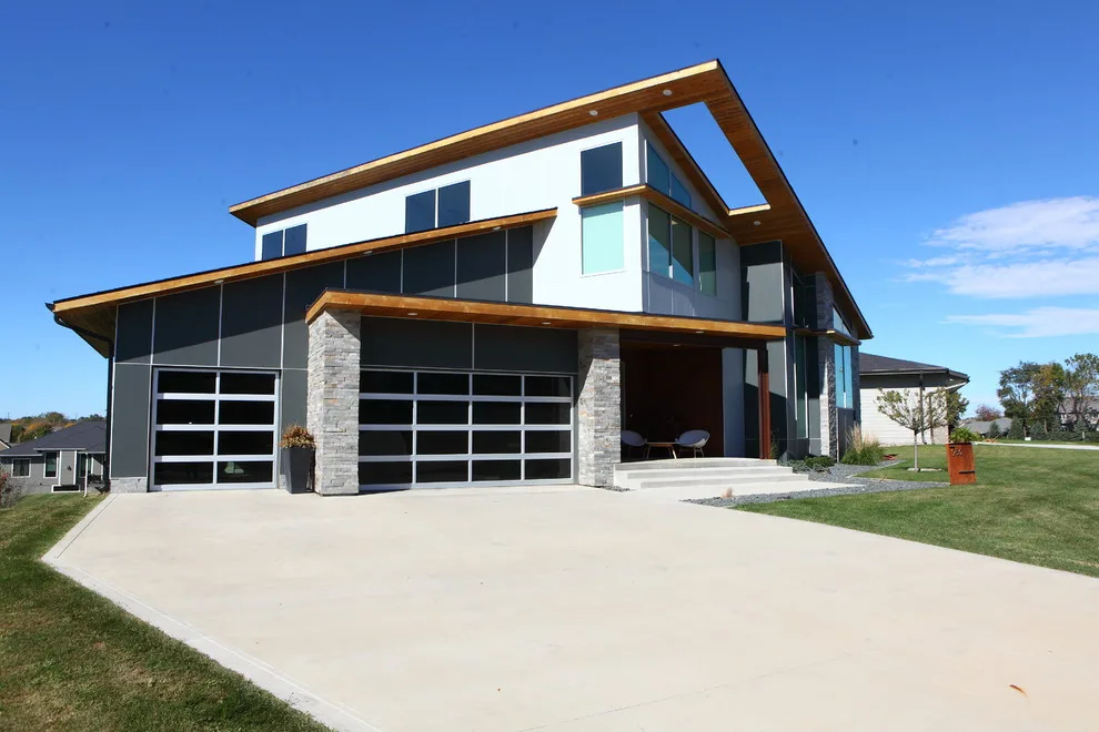 Modern Residence in West Des Moines by VanWeelden Co. - Photo 3