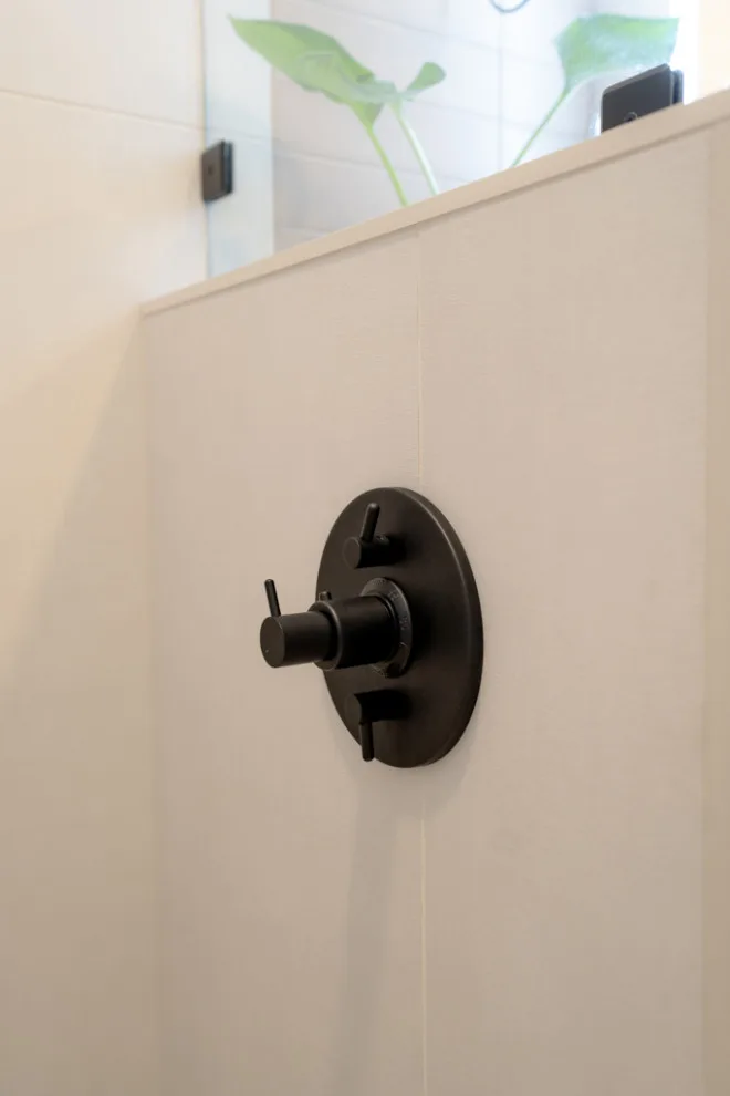 Luxury Main Bathroom by Studio Athena - Photo 18