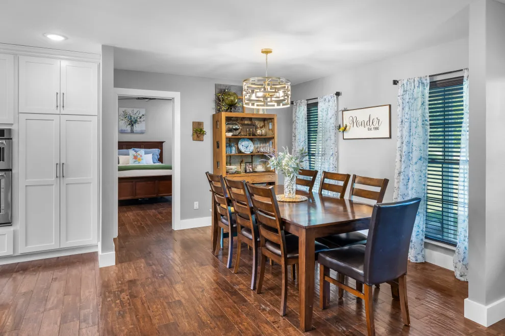 Scarlet Avenue by Unique Ambiance LLC - Photo 5