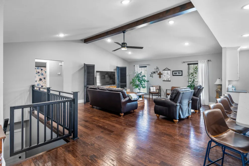 Scarlet Avenue by Unique Ambiance LLC - Photo 2