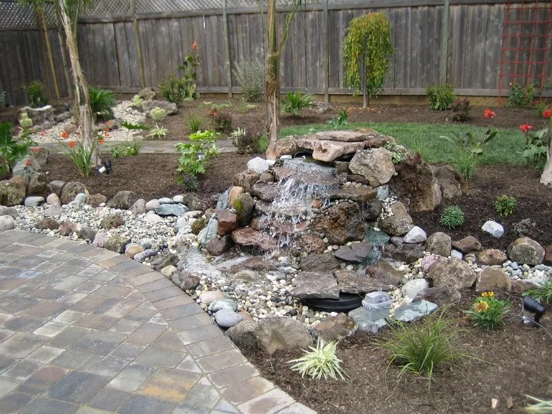 Tarantino's Yardscapes - Photo 13
