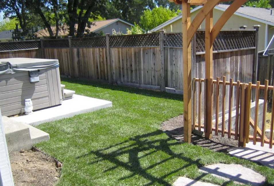 Tarantino's Yardscapes - Photo 2