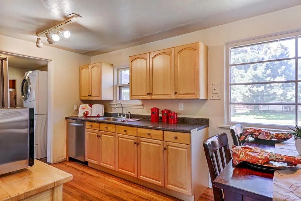 Renovated Bungalow, North End Listing by Sarah Waddell, Pomeroy House Interiors - Photo 4