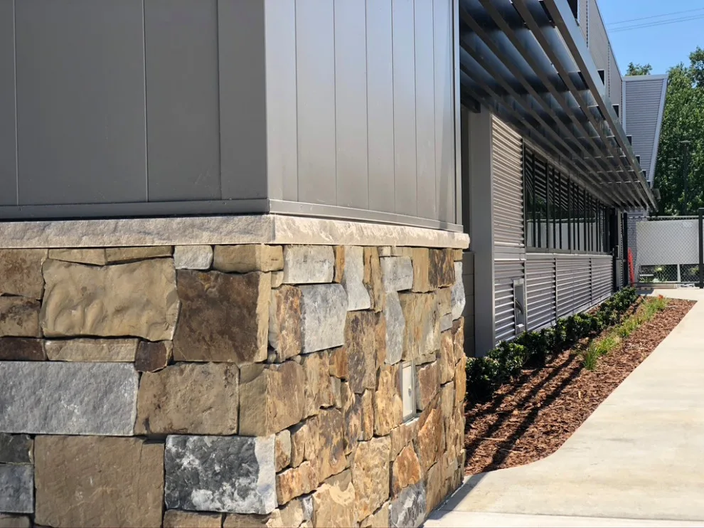 ROBLE HIGH SCHOOL CASA by Kő Natural Stone - Photo 9