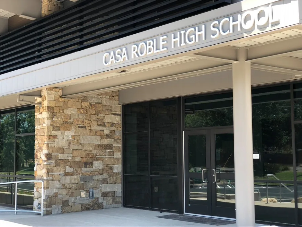 ROBLE HIGH SCHOOL CASA by Kő Natural Stone - Photo 5