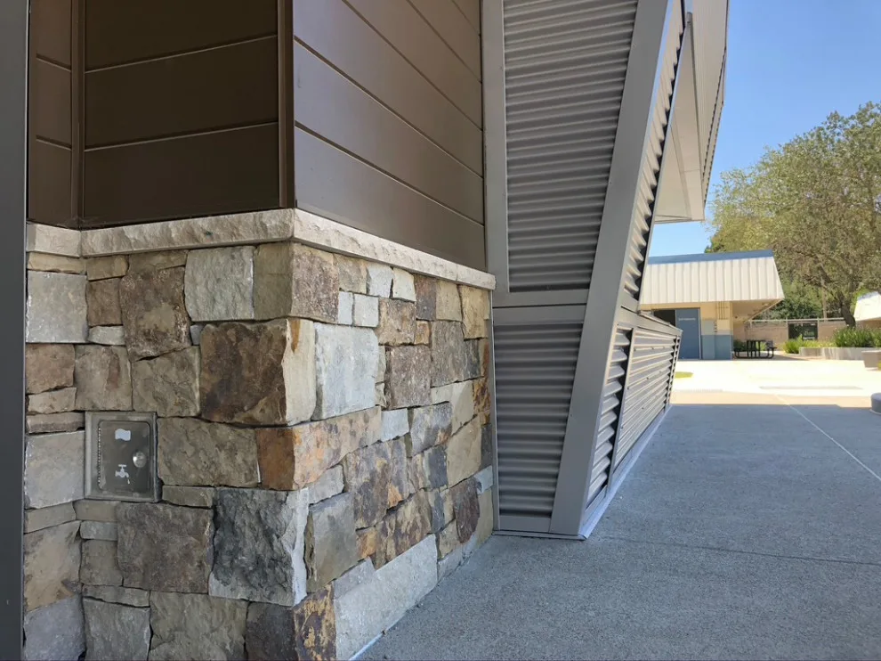 ROBLE HIGH SCHOOL CASA by Kő Natural Stone - Photo 7