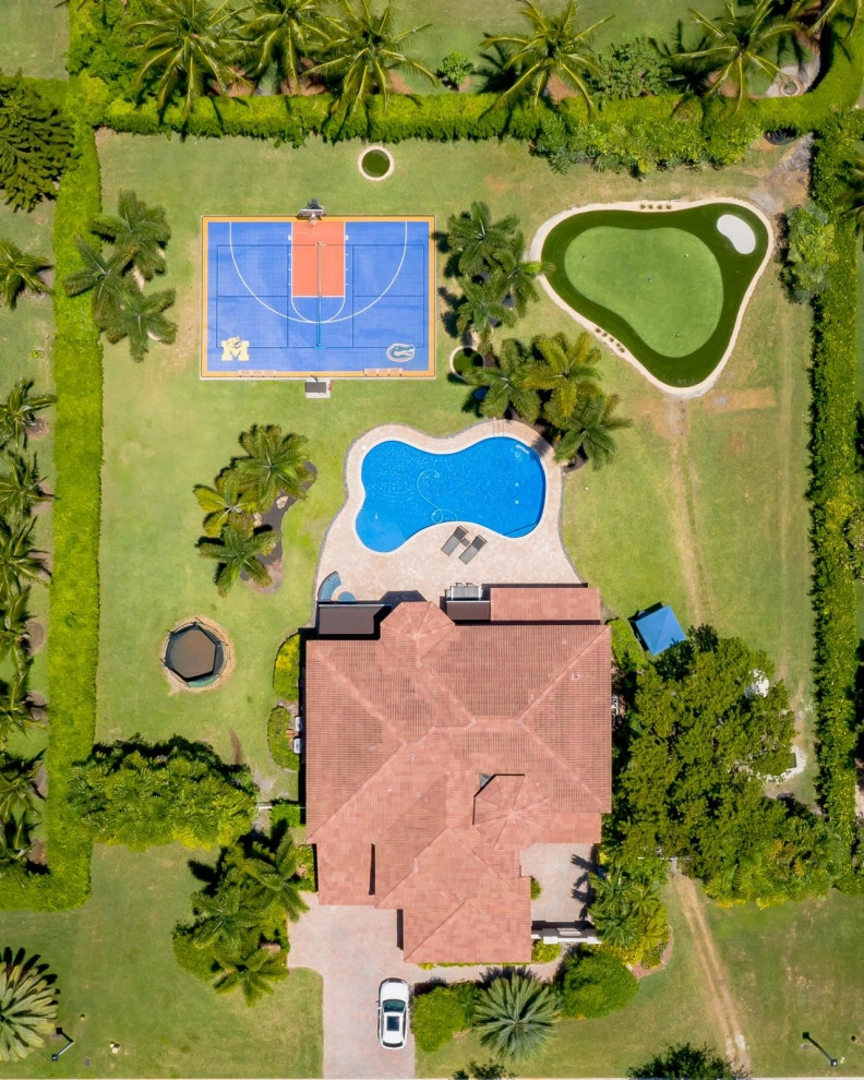 PRIVATE BACKYARD CELEBRITY GREENS PUTTING GREEN by The Landscaping People, Inc. - Photo 2