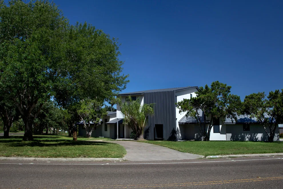 Corner House at Lake James by ORANGE MADE Architecture - Photo 9
