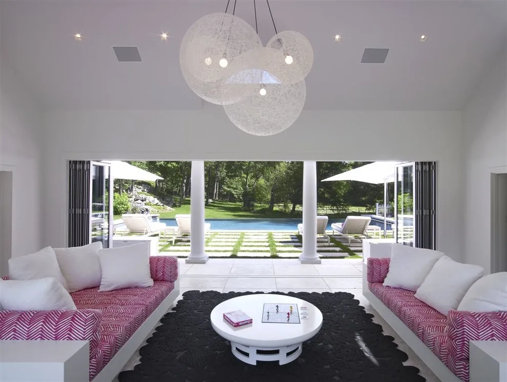 Contemporary Pool House by Alisberg Parker - Photo 6