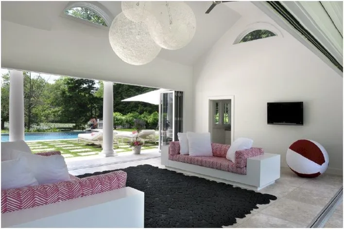 Contemporary Pool House by Alisberg Parker - Photo 5