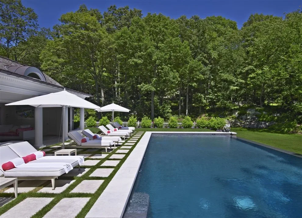 Contemporary Pool House by Alisberg Parker - Photo 4