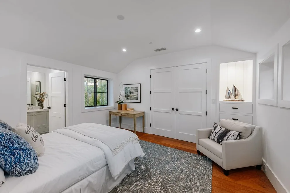 Farmhouse in Studio City by LRWoehler & Associates - Photo 12