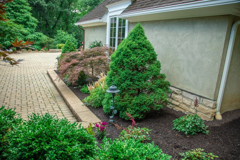 Traditional Home & Colorful Containers by Winland's Complete Landscaping Service - Photo 22