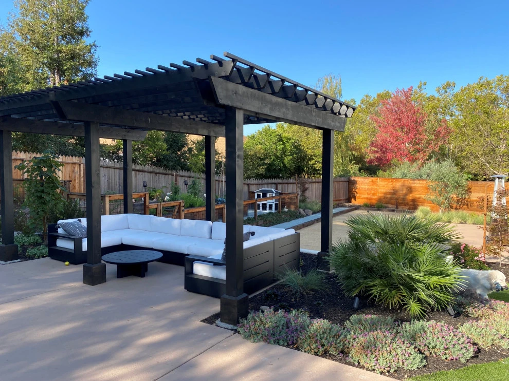 Farmhouse by Geared For Growing Landscape Services - Photo 2