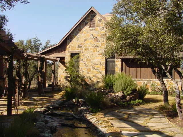 Hill Country Weekend Getaway by Pollard Hodgson Architects - Photo 12