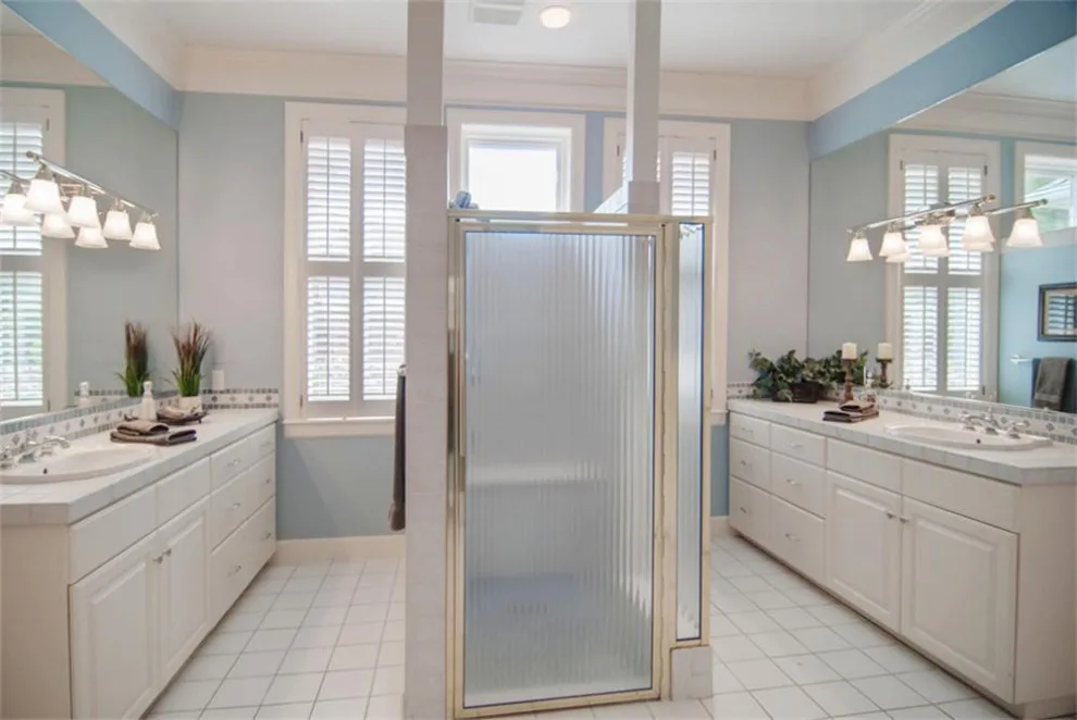 Romantic Retreat Bathrooms by T.G. I. Vaughn, Architect - Photo 4