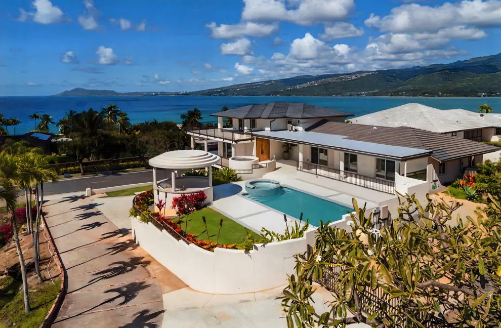 HAWAII KAI SIGNIFICANT RENOVATION by William J. Benjamin, AIA | Lux Homes Hawaii - Photo 3
