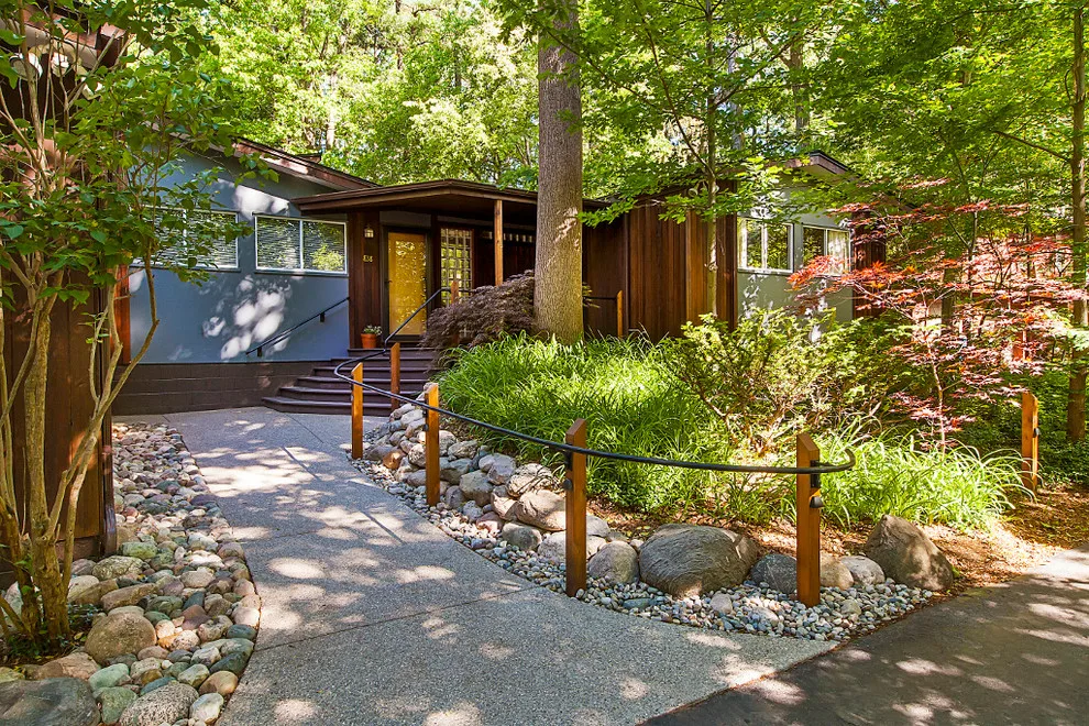 Mid-century Entrance by Molly Bachelor Architect - Photo 4