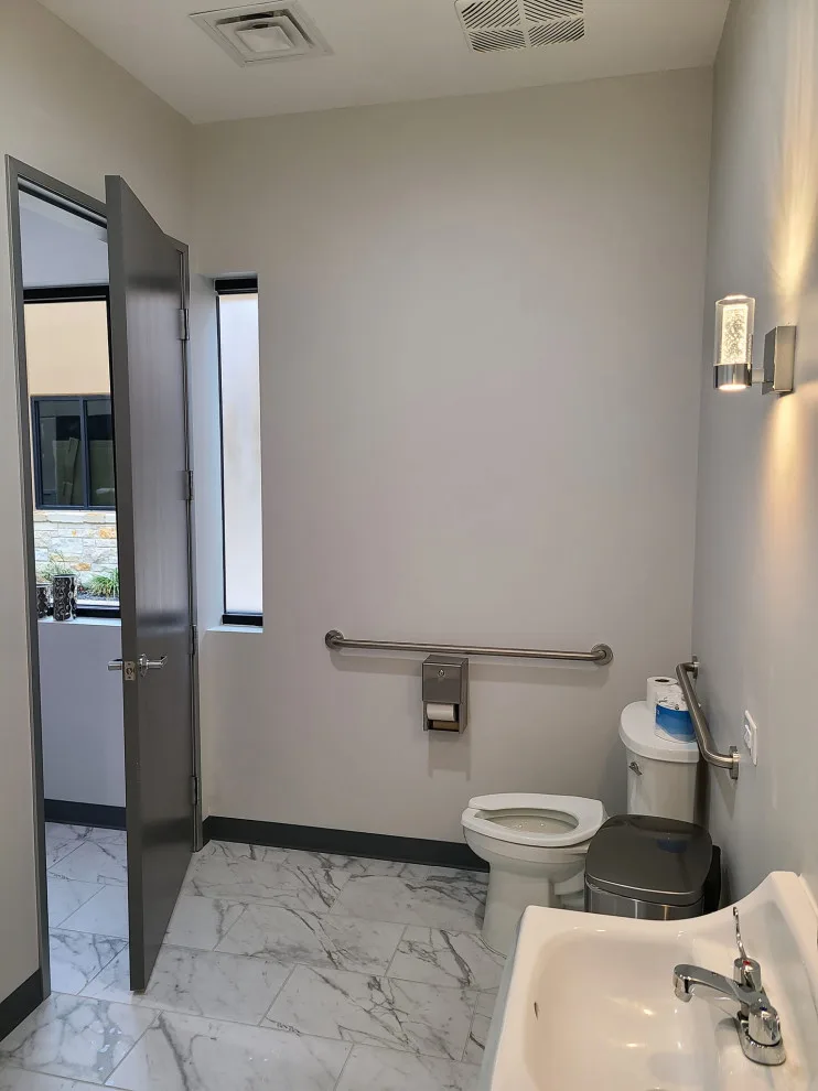 San Antonio Dermatology Clinic Renovation by Franklin & Zaldivar Architecture And Planning - Photo 4