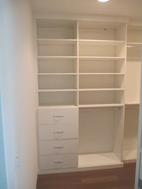 Minimalist and pristine white walk-in wardrobe by Closet Solutions - Photo 3