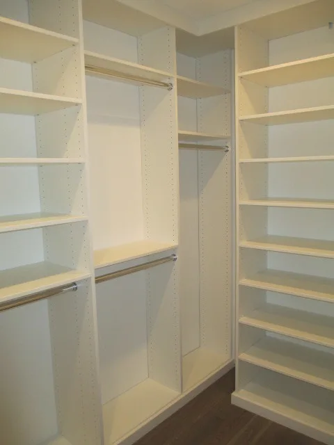Minimalist and pristine white walk-in wardrobe by Closet Solutions - Photo 5