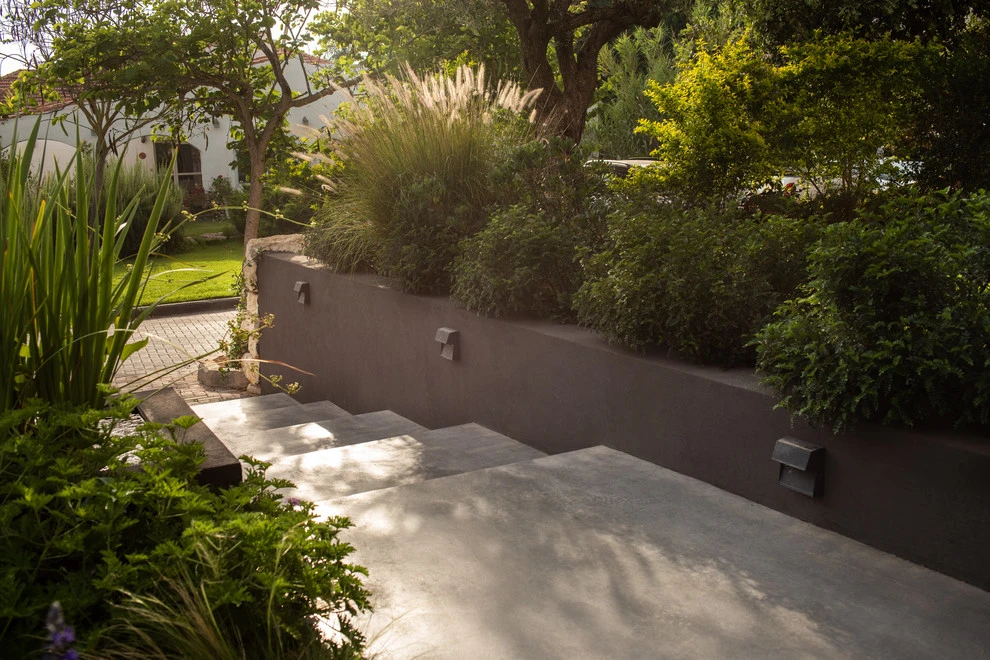 MODERN MEDITERRANEAN DESIGN by Roy Altaras Landscape Design And Build - Photo 9