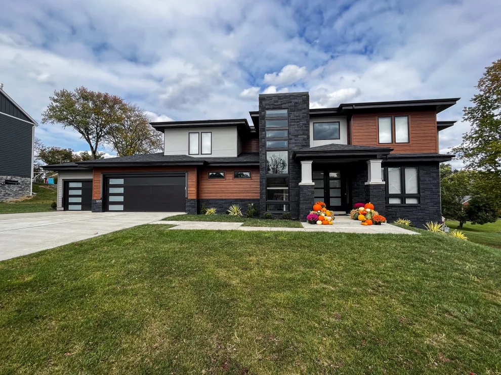Modern Dark Residence by Green Team Design, Inc. - Photo 4