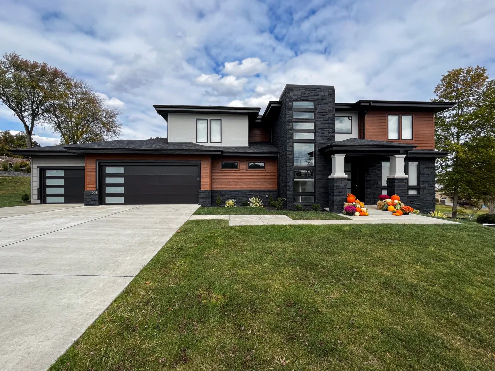 Modern Dark Residence by Green Team Design, Inc. - Photo 3