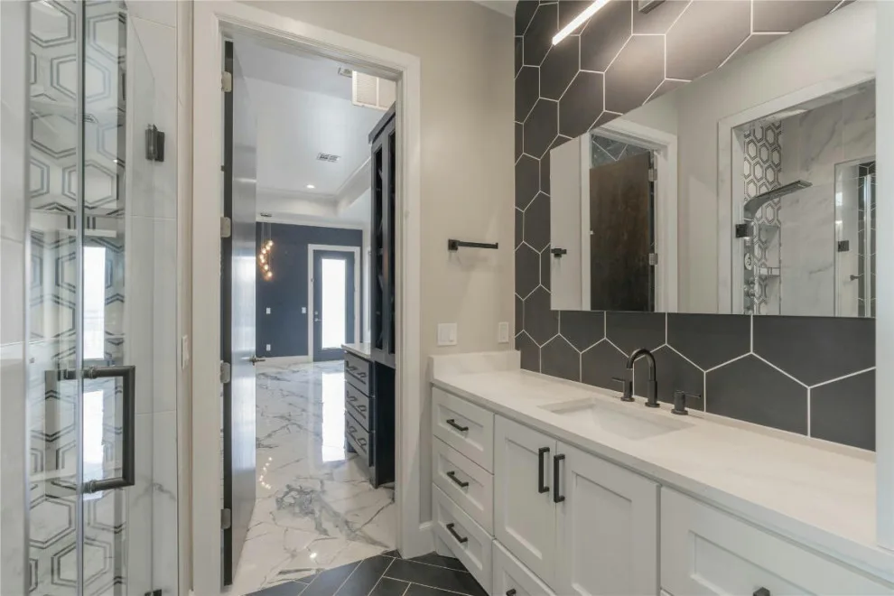 Edmond Oak Tree Golf Course Residence by Jaggers Home Design - Photo 6