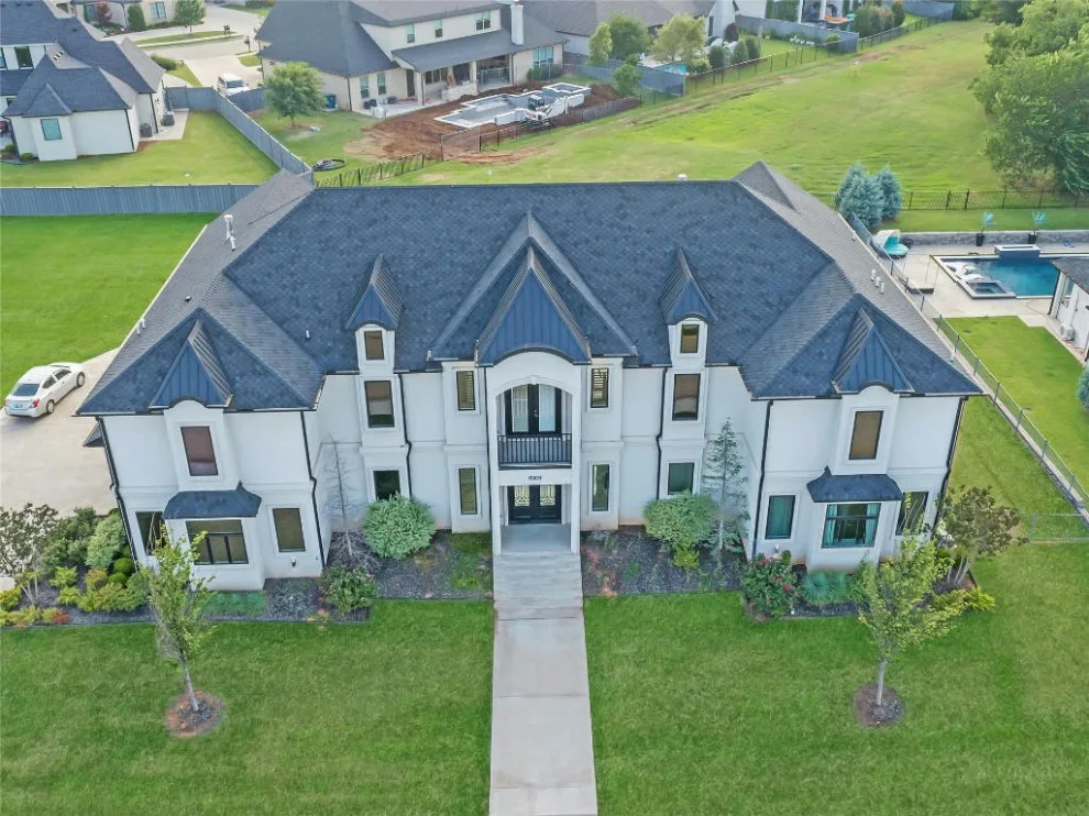 Edmond Oak Tree Golf Course Residence by Jaggers Home Design - Photo 4